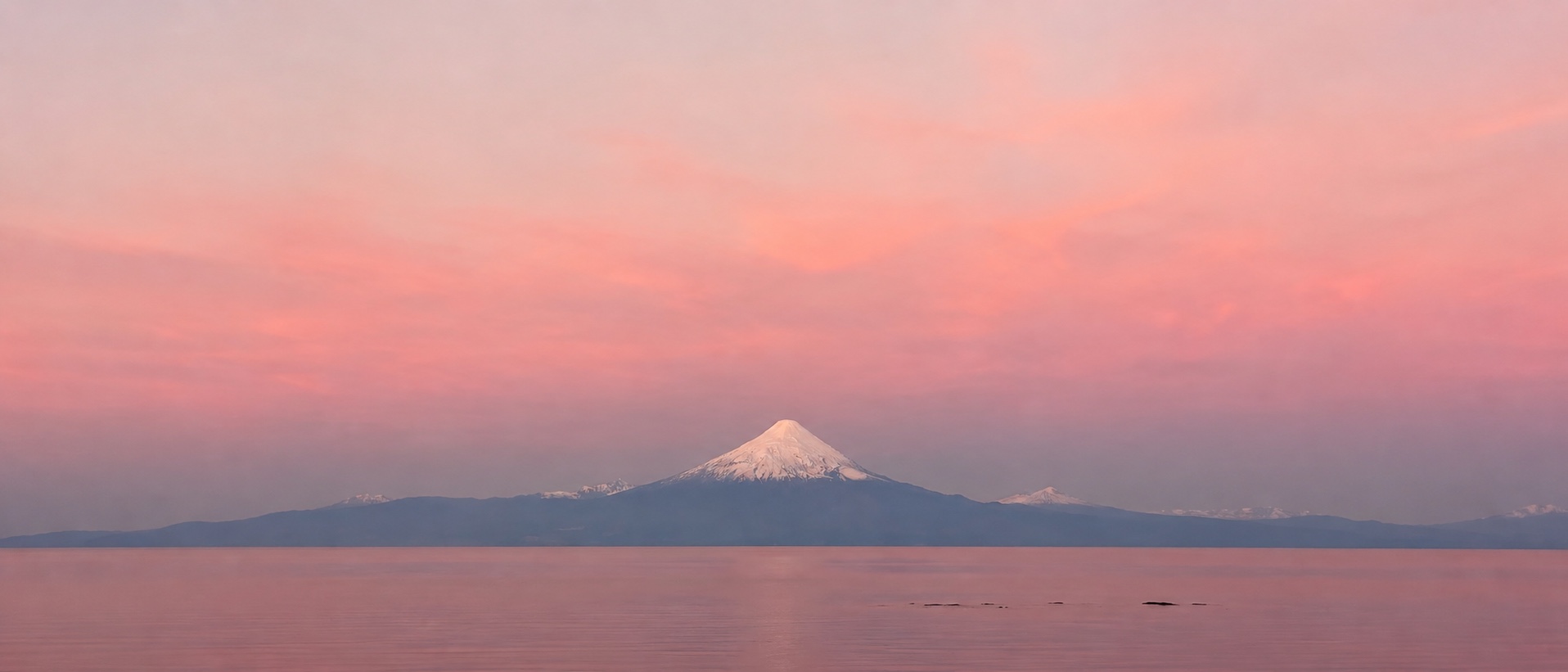 Volcán Osorno al atardecer desde el lago Llanquihue, Puerto Varas